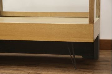 ガラスケースの見た目を変えずに綺麗にリペア!棚底をオーク材に変更し、本体は現状をベースに着色。(収納棚、陳列棚、飾り棚、ショーケース)