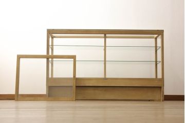 ガラスケースの見た目を変えずに綺麗にリペア!棚底をオーク材に変更し、本体は現状をベースに着色。(収納棚、陳列棚、飾り棚、ショーケース)