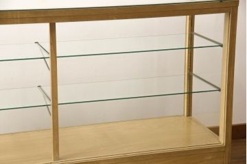 ガラスケースの見た目を変えずに綺麗にリペア!棚底をオーク材に変更し、本体は現状をベースに着色。(収納棚、陳列棚、飾り棚、ショーケース)