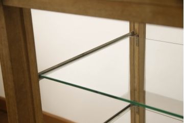 ガラスケースの見た目を変えずに綺麗にリペア!棚底をオーク材に変更し、本体は現状をベースに着色。(収納棚、陳列棚、飾り棚、ショーケース)