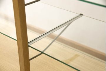 ガラスケースの見た目を変えずに綺麗にリペア!棚底をオーク材に変更し、本体は現状をベースに着色。(収納棚、陳列棚、飾り棚、ショーケース)