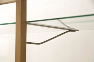 ガラスケースの見た目を変えずに綺麗にリペア!棚底をオーク材に変更し、本体は現状をベースに着色。(収納棚、陳列棚、飾り棚、ショーケース)