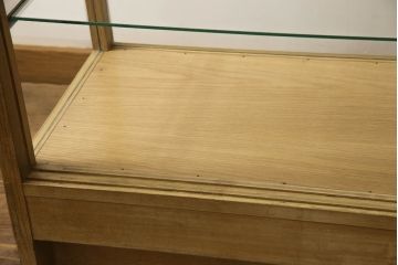 ガラスケースの見た目を変えずに綺麗にリペア!棚底をオーク材に変更し、本体は現状をベースに着色。(収納棚、陳列棚、飾り棚、ショーケース)