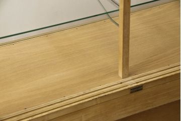 ガラスケースの見た目を変えずに綺麗にリペア!棚底をオーク材に変更し、本体は現状をベースに着色。(収納棚、陳列棚、飾り棚、ショーケース)