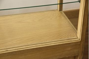 ガラスケースの見た目を変えずに綺麗にリペア!棚底をオーク材に変更し、本体は現状をベースに着色。(収納棚、陳列棚、飾り棚、ショーケース)