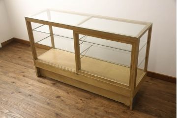 ガラスケースの見た目を変えずに綺麗にリペア!棚底をオーク材に変更し、本体は現状をベースに着色。(収納棚、陳列棚、飾り棚、ショーケース)