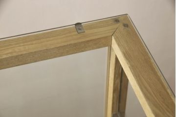 ガラスケースの見た目を変えずに綺麗にリペア!棚底をオーク材に変更し、本体は現状をベースに着色。(収納棚、陳列棚、飾り棚、ショーケース)