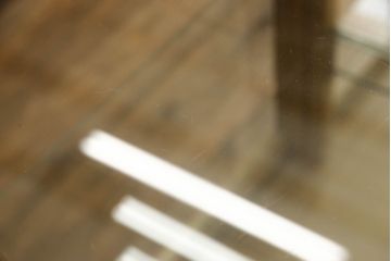 ガラスケースの見た目を変えずに綺麗にリペア!棚底をオーク材に変更し、本体は現状をベースに着色。(収納棚、陳列棚、飾り棚、ショーケース)