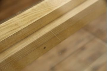 ガラスケースの見た目を変えずに綺麗にリペア!棚底をオーク材に変更し、本体は現状をベースに着色。(収納棚、陳列棚、飾り棚、ショーケース)