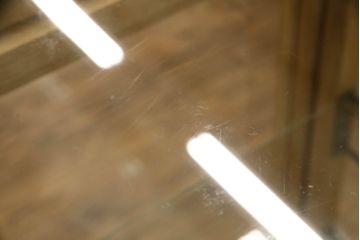 ガラスケースの見た目を変えずに綺麗にリペア!棚底をオーク材に変更し、本体は現状をベースに着色。(収納棚、陳列棚、飾り棚、ショーケース)