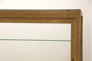 ガラスケースの見た目を変えずに綺麗にリペア!棚底をオーク材に変更し、本体は現状をベースに着色。(収納棚、陳列棚、飾り棚、ショーケース)