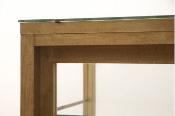ガラスケースの見た目を変えずに綺麗にリペア!棚底をオーク材に変更し、本体は現状をベースに着色。(収納棚、陳列棚、飾り棚、ショーケース)