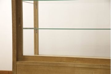 ガラスケースの見た目を変えずに綺麗にリペア!棚底をオーク材に変更し、本体は現状をベースに着色。(収納棚、陳列棚、飾り棚、ショーケース)