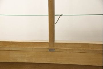 ガラスケースの見た目を変えずに綺麗にリペア!棚底をオーク材に変更し、本体は現状をベースに着色。(収納棚、陳列棚、飾り棚、ショーケース)