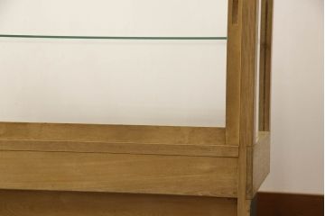 ガラスケースの見た目を変えずに綺麗にリペア!棚底をオーク材に変更し、本体は現状をベースに着色。(収納棚、陳列棚、飾り棚、ショーケース)