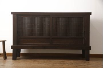 水屋箪笥サイドボードをリペア&カスタム!前回購入いただいた脚とデザインの同じものを取り付け、棚内部は元からある棚を取り外し、中央で分割して新しく棚を取り付け。色味は現状の色味をベースに仕上げ。新規製作部分は本体に色合わせ。(収納棚、戸棚、キャビネット)