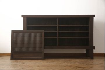 水屋箪笥サイドボードをリペア&カスタム!前回購入いただいた脚とデザインの同じものを取り付け、棚内部は元からある棚を取り外し、中央で分割して新しく棚を取り付け。色味は現状の色味をベースに仕上げ。新規製作部分は本体に色合わせ。(収納棚、戸棚、キャビネット)