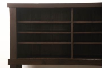 水屋箪笥サイドボードをリペア&カスタム!前回購入いただいた脚とデザインの同じものを取り付け、棚内部は元からある棚を取り外し、中央で分割して新しく棚を取り付け。色味は現状の色味をベースに仕上げ。新規製作部分は本体に色合わせ。(収納棚、戸棚、キャビネット)