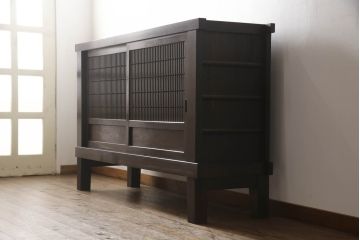 水屋箪笥サイドボードをリペア&カスタム!前回購入いただいた脚とデザインの同じものを取り付け、棚内部は元からある棚を取り外し、中央で分割して新しく棚を取り付け。色味は現状の色味をベースに仕上げ。新規製作部分は本体に色合わせ。(収納棚、戸棚、キャビネット)