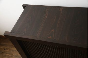 水屋箪笥サイドボードをリペア&カスタム!前回購入いただいた脚とデザインの同じものを取り付け、棚内部は元からある棚を取り外し、中央で分割して新しく棚を取り付け。色味は現状の色味をベースに仕上げ。新規製作部分は本体に色合わせ。(収納棚、戸棚、キャビネット)