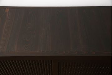 水屋箪笥サイドボードをリペア&カスタム!前回購入いただいた脚とデザインの同じものを取り付け、棚内部は元からある棚を取り外し、中央で分割して新しく棚を取り付け。色味は現状の色味をベースに仕上げ。新規製作部分は本体に色合わせ。(収納棚、戸棚、キャビネット)