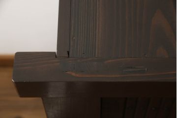 水屋箪笥サイドボードをリペア&カスタム!前回購入いただいた脚とデザインの同じものを取り付け、棚内部は元からある棚を取り外し、中央で分割して新しく棚を取り付け。色味は現状の色味をベースに仕上げ。新規製作部分は本体に色合わせ。(収納棚、戸棚、キャビネット)