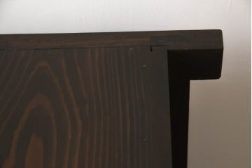 水屋箪笥サイドボードをリペア&カスタム!前回購入いただいた脚とデザインの同じものを取り付け、棚内部は元からある棚を取り外し、中央で分割して新しく棚を取り付け。色味は現状の色味をベースに仕上げ。新規製作部分は本体に色合わせ。(収納棚、戸棚、キャビネット)