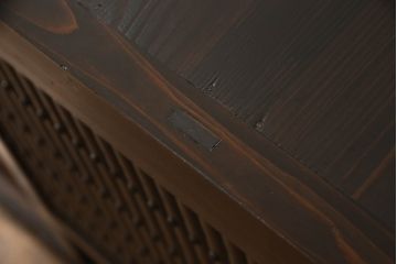水屋箪笥サイドボードをリペア&カスタム!前回購入いただいた脚とデザインの同じものを取り付け、棚内部は元からある棚を取り外し、中央で分割して新しく棚を取り付け。色味は現状の色味をベースに仕上げ。新規製作部分は本体に色合わせ。(収納棚、戸棚、キャビネット)