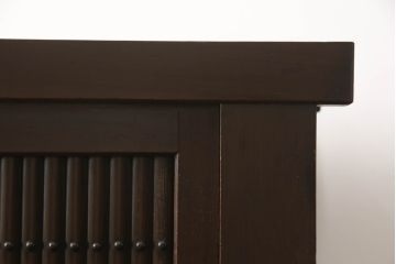 水屋箪笥サイドボードをリペア&カスタム!前回購入いただいた脚とデザインの同じものを取り付け、棚内部は元からある棚を取り外し、中央で分割して新しく棚を取り付け。色味は現状の色味をベースに仕上げ。新規製作部分は本体に色合わせ。(収納棚、戸棚、キャビネット)
