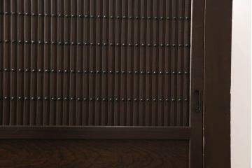 水屋箪笥サイドボードをリペア&カスタム!前回購入いただいた脚とデザインの同じものを取り付け、棚内部は元からある棚を取り外し、中央で分割して新しく棚を取り付け。色味は現状の色味をベースに仕上げ。新規製作部分は本体に色合わせ。(収納棚、戸棚、キャビネット)