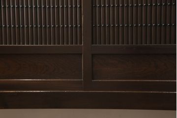 水屋箪笥サイドボードをリペア&カスタム!前回購入いただいた脚とデザインの同じものを取り付け、棚内部は元からある棚を取り外し、中央で分割して新しく棚を取り付け。色味は現状の色味をベースに仕上げ。新規製作部分は本体に色合わせ。(収納棚、戸棚、キャビネット)