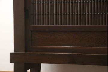 水屋箪笥サイドボードをリペア&カスタム!前回購入いただいた脚とデザインの同じものを取り付け、棚内部は元からある棚を取り外し、中央で分割して新しく棚を取り付け。色味は現状の色味をベースに仕上げ。新規製作部分は本体に色合わせ。(収納棚、戸棚、キャビネット)