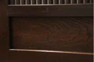 水屋箪笥サイドボードをリペア&カスタム!前回購入いただいた脚とデザインの同じものを取り付け、棚内部は元からある棚を取り外し、中央で分割して新しく棚を取り付け。色味は現状の色味をベースに仕上げ。新規製作部分は本体に色合わせ。(収納棚、戸棚、キャビネット)