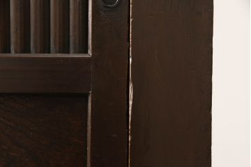 水屋箪笥サイドボードをリペア&カスタム!前回購入いただいた脚とデザインの同じものを取り付け、棚内部は元からある棚を取り外し、中央で分割して新しく棚を取り付け。色味は現状の色味をベースに仕上げ。新規製作部分は本体に色合わせ。(収納棚、戸棚、キャビネット)