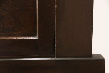 水屋箪笥サイドボードをリペア&カスタム!前回購入いただいた脚とデザインの同じものを取り付け、棚内部は元からある棚を取り外し、中央で分割して新しく棚を取り付け。色味は現状の色味をベースに仕上げ。新規製作部分は本体に色合わせ。(収納棚、戸棚、キャビネット)