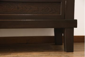 水屋箪笥サイドボードをリペア&カスタム!前回購入いただいた脚とデザインの同じものを取り付け、棚内部は元からある棚を取り外し、中央で分割して新しく棚を取り付け。色味は現状の色味をベースに仕上げ。新規製作部分は本体に色合わせ。(収納棚、戸棚、キャビネット)