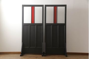 ガラス戸2枚をリペア&カスタム!高さをリサイズし、脚を取り付け衝立にリメイク。指定箇所にダイヤガラスと色ガラスを取り付け、本体はマットブラックにペイント。(仕切り戸、パーテーション)