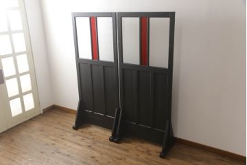 ガラス戸2枚をリペア&カスタム!高さをリサイズし、脚を取り付け衝立にリメイク。指定箇所にダイヤガラスと色ガラスを取り付け、本体はマットブラックにペイント。(仕切り戸、パーテーション)