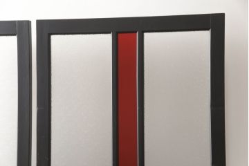 ガラス戸2枚をリペア&カスタム!高さをリサイズし、脚を取り付け衝立にリメイク。指定箇所にダイヤガラスと色ガラスを取り付け、本体はマットブラックにペイント。(仕切り戸、パーテーション)