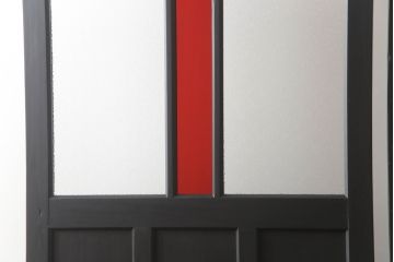 ガラス戸2枚をリペア&カスタム!高さをリサイズし、脚を取り付け衝立にリメイク。指定箇所にダイヤガラスと色ガラスを取り付け、本体はマットブラックにペイント。(仕切り戸、パーテーション)