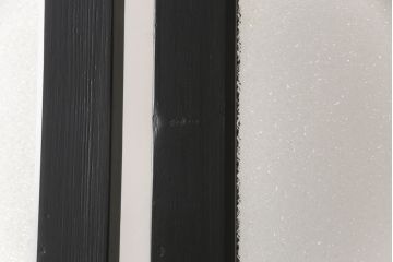 ガラス戸2枚をリペア&カスタム!高さをリサイズし、脚を取り付け衝立にリメイク。指定箇所にダイヤガラスと色ガラスを取り付け、本体はマットブラックにペイント。(仕切り戸、パーテーション)
