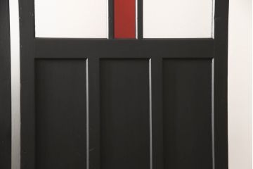 ガラス戸2枚をリペア&カスタム!高さをリサイズし、脚を取り付け衝立にリメイク。指定箇所にダイヤガラスと色ガラスを取り付け、本体はマットブラックにペイント。(仕切り戸、パーテーション)