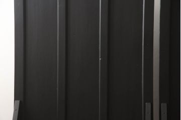 ガラス戸2枚をリペア&カスタム!高さをリサイズし、脚を取り付け衝立にリメイク。指定箇所にダイヤガラスと色ガラスを取り付け、本体はマットブラックにペイント。(仕切り戸、パーテーション)