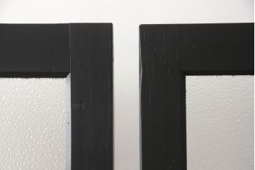 ガラス戸2枚をリペア&カスタム!高さをリサイズし、脚を取り付け衝立にリメイク。指定箇所にダイヤガラスと色ガラスを取り付け、本体はマットブラックにペイント。(仕切り戸、パーテーション)