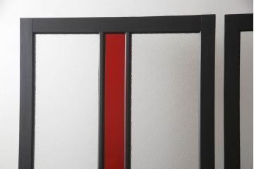 ガラス戸2枚をリペア&カスタム!高さをリサイズし、脚を取り付け衝立にリメイク。指定箇所にダイヤガラスと色ガラスを取り付け、本体はマットブラックにペイント。(仕切り戸、パーテーション)