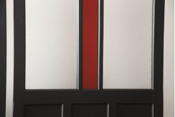 ガラス戸2枚をリペア&カスタム!高さをリサイズし、脚を取り付け衝立にリメイク。指定箇所にダイヤガラスと色ガラスを取り付け、本体はマットブラックにペイント。(仕切り戸、パーテーション)