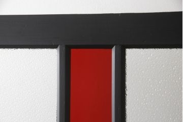 ガラス戸2枚をリペア&カスタム!高さをリサイズし、脚を取り付け衝立にリメイク。指定箇所にダイヤガラスと色ガラスを取り付け、本体はマットブラックにペイント。(仕切り戸、パーテーション)