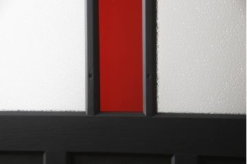 ガラス戸2枚をリペア&カスタム!高さをリサイズし、脚を取り付け衝立にリメイク。指定箇所にダイヤガラスと色ガラスを取り付け、本体はマットブラックにペイント。(仕切り戸、パーテーション)