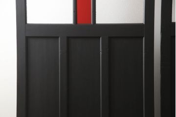 ガラス戸2枚をリペア&カスタム!高さをリサイズし、脚を取り付け衝立にリメイク。指定箇所にダイヤガラスと色ガラスを取り付け、本体はマットブラックにペイント。(仕切り戸、パーテーション)