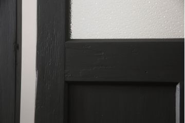 ガラス戸2枚をリペア&カスタム!高さをリサイズし、脚を取り付け衝立にリメイク。指定箇所にダイヤガラスと色ガラスを取り付け、本体はマットブラックにペイント。(仕切り戸、パーテーション)